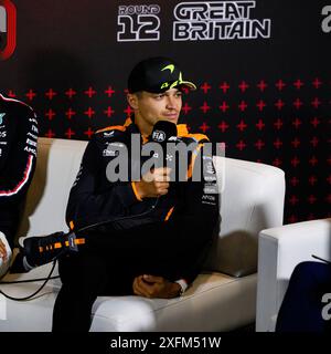 NORTHAMPTONSHIRE, VEREINIGTES KÖNIGREICH. Juli 24. Lando Norris (Großbritannien) von McLaren nahm am Donnerstag, den 04. Juli 2024, auf dem Sllverstone Circuit in NORTHAMPTONSHIRE, ENGLAND, an der heutigen Drivers’ Press Conference während des Grand Prix 2024 von Qatar Airways Teil. Quelle: Taka G Wu/Alamy Live News Stockfoto