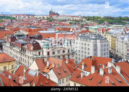 Blick auf die roten Dächer der Stadt Prag und die Burg, Prag, Tschechische Republik Stockfoto