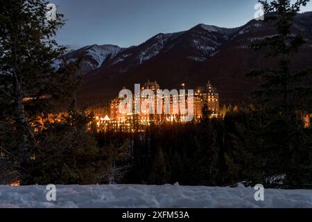 Banff Springs Hotel in der Winternacht. Blick vom Surprise Corner Viewpoint. Banff National Park, Canadian Rockies. Alberta, Kanada. Stockfoto