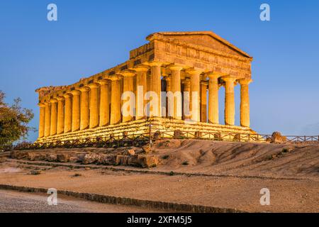 Tempel der Concordia in Agrigento, Sizilien, Italien in der Abenddämmerung. Stockfoto