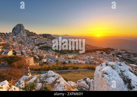 Caltabellota, Sizilien, Italien, historische Stadt in Sizilien bei Dämmerung. Stockfoto