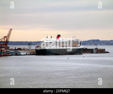 Die Queen Mary 2 legte an einem späten bewölkten Nachmittag in New York an. April 2007 Stockfoto