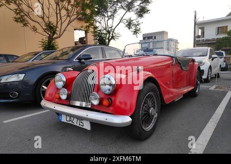 Larnaca, Zypern – 23. Juni 2024: Ein roter, zweitüriger Sportwagen Morgan Plus 4. Stockfoto