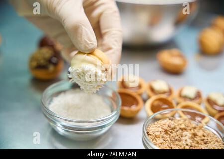 Konditorin mit weißer Schokolade und Kokosflocken Stockfoto