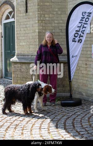 Brentwood Essex, Großbritannien. Juli 2024. Hunde vor der Polling Station Brentwood Credit: Richard Lincoln/Alamy Live News Stockfoto