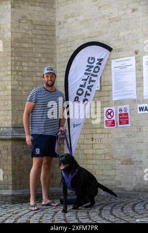 Brentwood Essex, Großbritannien. Juli 2024. Hunde vor der Polling Station Brentwood Credit: Richard Lincoln/Alamy Live News Stockfoto