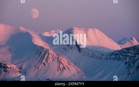 Bellsund mit Mond, Spitzbergen, Svalbard, Norwegen, März 2016. Stockfoto