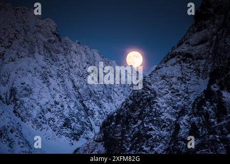 Vollmond über Svalbard Berge in Smeerenburgfjorden im März an der nördlichen Spitze von Spitzbergen, Svalbard, Norwegen, März. Stockfoto