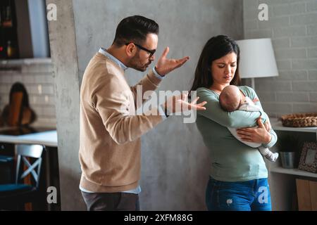 Gestresste Paare streiten und Eheprobleme haben. Eheschwierigkeiten, Scheidungskonzept. Stockfoto