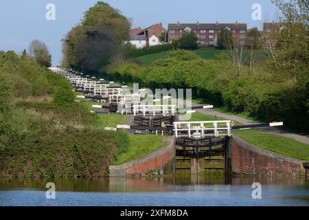 Flug von 16 Schleusen auf einem steilen Hügel auf dem Kennet und Avon, Caen Hill, Devizes, Wiltshire, UK, April 2014. Stockfoto