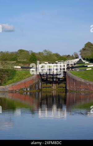 Flug von 16 Schleusen auf einem steilen Hügel auf dem Kennet und Avon, Caen Hill, Devizes, Wiltshire, UK, April 2014. Stockfoto