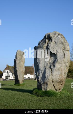 Neolithische Megalithen und Red Lion Pub, Avebury Stone Circle, Wiltshire, UK, Februar 2014. Stockfoto