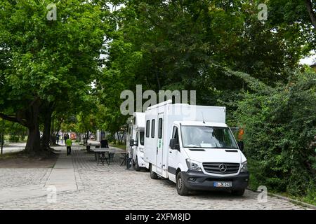 Berlin, Deutschland. Juli 2024. Im Görlitzer Park befinden sich ein Drogenkonsummobil und eine Beratungsstelle. Sie ermöglicht den hygienischen Verzehr von unter ärztlicher Aufsicht mitgebrachten Stoffen. Quelle: Jens Kalaene/dpa/Alamy Live News Stockfoto