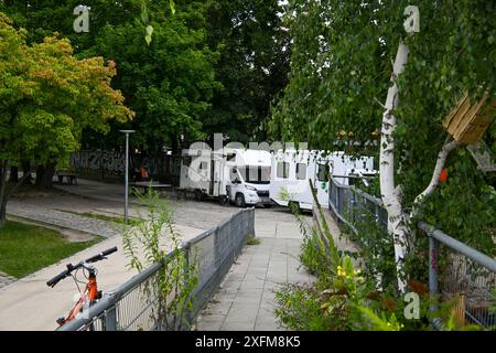 Berlin, Deutschland. Juli 2024. Im Görlitzer Park befinden sich ein Drogenkonsummobil und eine Beratungsstelle. Sie ermöglicht den hygienischen Verzehr von unter ärztlicher Aufsicht mitgebrachten Stoffen. Quelle: Jens Kalaene/dpa/Alamy Live News Stockfoto