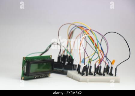 LCD-Modul, das an den programmierbaren Controller angeschlossen ist, der die LED auf der Steckplatine steuert. Brotboard-Prototyp mit Überbrückungsdrähten Stockfoto