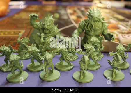Mozyr, Weißrussland, 10. April 2024: Komponenten des unergründlichen Brettspiels. Pater Dagon, Deep Ones und Mutter Hydra Figuren. Stockfoto