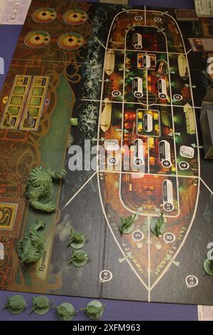 Mozyr, Weißrussland, 10. April 2024: Karte des Brettspiels unergründlich. Vorbereitung auf das Spiel. Anfängliches Layout. Stockfoto