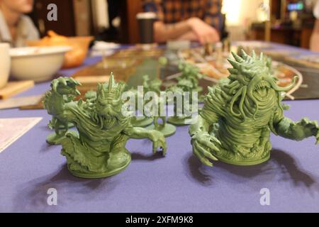 Mozyr, Weißrussland, 10. April 2024: Vater Dagon und Mutter Hydra Close-up Brettspiel unfathomable. Stockfoto