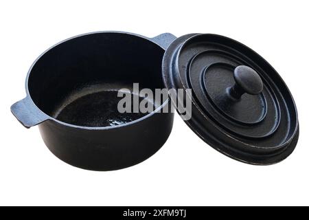 Topf aus Gusseisen mit offenem Deckel, isoliert auf weißem Hintergrund. Schwarzer Topf. Gebrauchte Küchengeräte. Stockfoto