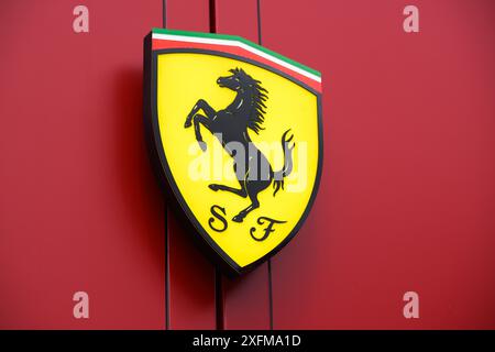 Silverstone, Großbritannien. Juli 2024. Logo des Scuderia Ferrari F1 Teams während des Media Day. AHMAD ALSHEHAB/Alamy Live News Stockfoto