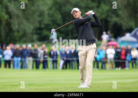 4. Juli 2024, Bayern, München/Eichenried: Golf: BMW International Open, 1. Runde, Martin Kaymer trifft den Ball. Foto: Christian Kolbert/Kolbert-Press/dpa Stockfoto