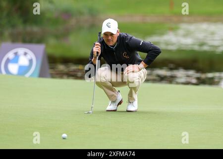 4. Juli 2024, Bayern, München/Eichenried: Golf: BMW International Open, 1. Runde, Martin Kaymer hockt und liest das Grün. Foto: Christian Kolbert/Kolbert-Press/dpa Stockfoto