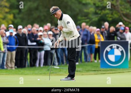 4. Juli 2024, Bayern, München/Eichenried: Golf: BMW International Open, 1. Runde, Bernhard langer Putting. Foto: Christian Kolbert/Kolbert-Press/dpa Stockfoto