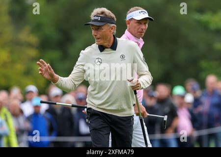 4. Juli 2024, Bayern, München/Eichenried: Golf: BMW International Open, 1. Runde, deutscher Golfprofi Bernhard langer mit einer Geste zum Publikum. Foto: Christian Kolbert/Kolbert-Press/dpa Stockfoto