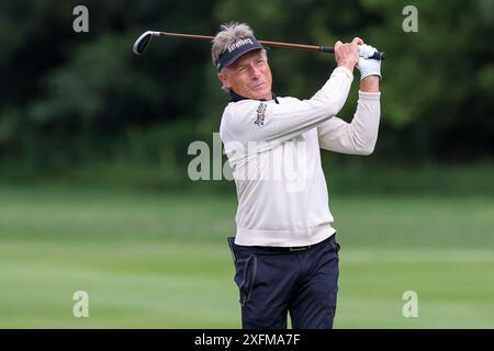 4. Juli 2024, Bayern, München/Eichenried: Golf: BMW International Open, 1. Runde, Bernhard langer trifft den Ball. Foto: Christian Kolbert/Kolbert-Press/dpa Stockfoto