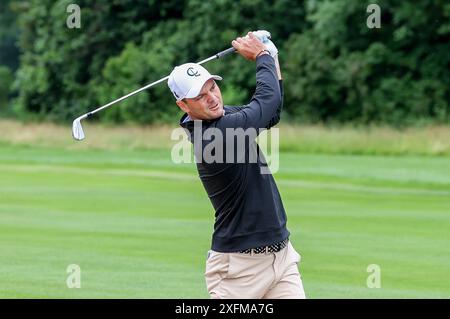 4. Juli 2024, Bayern, München/Eichenried: Golf: BMW International Open, 1. Runde, Martin Kaymer trifft den Ball. Foto: Christian Kolbert/Kolbert-Press/dpa Stockfoto