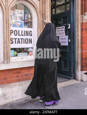 London, Großbritannien. Juli 2024. Eine Wahlstation im Herzen von Westminster an der Great Smith Street. Menschen betreten und verlassen Wahllokale im Zentrum von London, um bei den Parlamentswahlen 2024 zu wählen. Quelle: Imageplotter/Alamy Live News Stockfoto