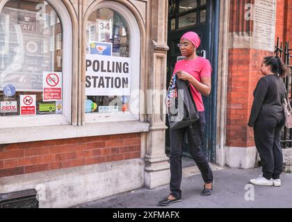London, Großbritannien. Juli 2024. Eine Wahlstation im Herzen von Westminster an der Great Smith Street. Menschen betreten und verlassen Wahllokale im Zentrum von London, um bei den Parlamentswahlen 2024 zu wählen. Quelle: Imageplotter/Alamy Live News Stockfoto