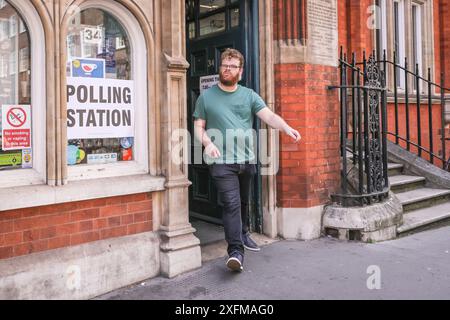 London, Großbritannien. Juli 2024. Eine Wahlstation im Herzen von Westminster an der Great Smith Street. Menschen betreten und verlassen Wahllokale im Zentrum von London, um bei den Parlamentswahlen 2024 zu wählen. Quelle: Imageplotter/Alamy Live News Stockfoto