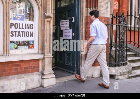 London, Großbritannien. Juli 2024. Eine Wahlstation im Herzen von Westminster an der Great Smith Street. Menschen betreten und verlassen Wahllokale im Zentrum von London, um bei den Parlamentswahlen 2024 zu wählen. Quelle: Imageplotter/Alamy Live News Stockfoto