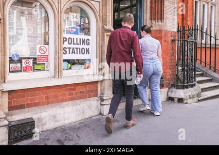 London, Großbritannien. Juli 2024. Eine Wahlstation im Herzen von Westminster an der Great Smith Street. Menschen betreten und verlassen Wahllokale im Zentrum von London, um bei den Parlamentswahlen 2024 zu wählen. Quelle: Imageplotter/Alamy Live News Stockfoto
