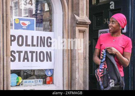London, Großbritannien. Juli 2024. Eine Wahlstation im Herzen von Westminster an der Great Smith Street. Menschen betreten und verlassen Wahllokale im Zentrum von London, um bei den Parlamentswahlen 2024 zu wählen. Quelle: Imageplotter/Alamy Live News Stockfoto