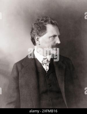 Vintage-Foto von Alphonse Mucha. Um 1906 war Alfons Maria Mucha (1860–1939) ein tschechischer Maler, Illustrator und Grafiker. Während der Jugendstilzeit in Paris lebte er weithin bekannt für seine deutlich stilisierten und dekorativen Theaterplakate, insbesondere die von Sarah Bernhardt. Er produzierte Illustrationen, Werbeanzeigen, dekorative Tafeln sowie Entwürfe, die zu den bekanntesten Bildern dieser Zeit zählten Stockfoto