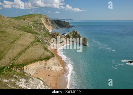 Blick nach Osten von den Kreidefelsen von Swyre. Begeben Sie sich zum Durdle Door, UNESCO-Weltkulturerbe, Jurassic Coast, Dorset, Großbritannien, April. Stockfoto