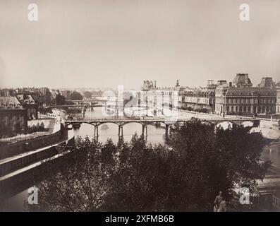 Vintage-Blick auf die seine, Paris Gustave Le Gray French, 1857 Blick auf die seine, in Paris, vom Square du Vert-Galant, einem Park an der Spitze der Ile de la Cité, im Jahr 1857. Eine Reiterstatue Heinrichs IV. Ist unten rechts zu sehen. Das große Gebäude auf der rechten Seite ist der Louvre. Stockfoto