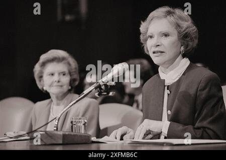 Ehemalige First Ladies Betty Ford und Rosalynn Carter, die vor dem Kongress aussagen, dass sie Unterstützung für die Aufnahme von Leistungen in die Behandlung von psychischen Krankheiten und Substanzmissbrauch in den nationalen Gesundheitsreformplan, Washington, D.C. USA, März 1994. Von L. Patterson Stockfoto