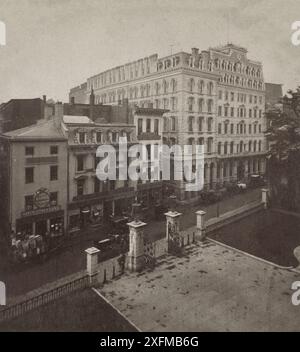 Vintage-Foto vom Parker House Hotel (Omni Parker House). Boston, USA. Das Parker House Hotel der 1860er Jahre, möglicherweise in den frühen 1860er Jahren, so wie es erschien, als die Gründer des Atlantik am 5. Mai 1857 eine Dinnerparty veranstalteten, um zunächst über die Schaffung eines neuen Magazins über Politik, Literatur und Kunst zu diskutieren. Beachten Sie die vielen Pferdekutschen entlang der School Street, einschließlich einer mit Holzfässern, die vor der Schilderei unten links geparkt sind. Das Parker House ist noch in Betrieb und wird heute Omni Parker House genannt. Stockfoto