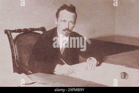 Vintage-Foto von Prosh Proshian. Volkskommissar für Post und Telegraphen. 1917-1919 Prosch Perchewitsch Proschian (1883–1918) war ein armenischer Revolutionär, der in der linken Sozialistischen Revolutionären Partei aktiv war. Im November trat er als Kandidat für den Wahlbezirk der Baltischen Flotte bei den Wahlen zur russischen konstituierenden Versammlung an. Am 9. Dezember 1917 wurde er zum Volkskommissar für Post und Telegraphen ernannt. Als das Exekutivkomitee des Rates der Volkskommissare trat er Lenin, Trotzki und Stalin zusammen mit dem linken SR Wladim bei Stockfoto