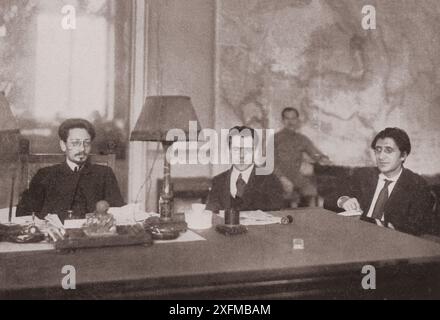 Vintage-Foto von Mitgliedern des Zentralen Exekutivkomitees der Sowjets. (Von links), Präsident Jakow Swerdlow; Sekretäre Grigori Smolyansky und Varlam Awanesov. 1917-1919 Stockfoto