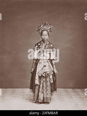 Vintage-Foto von Tänzer mit einer Gruppe wandernder Puppenspieler in Batavia. Indonesien, 1872. Stockfoto