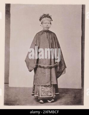 Vintage-Foto eine chinesische Braut im traditionellen Hochzeitskleid. Illustrations of Qing China, 1875 Stockfoto