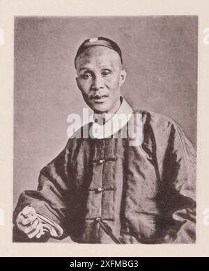 Vintage-Foto des kantonesischen Gentleman. Illustrations of Qing China, 1875 ... der Mann, der durch das vor uns liegende Porträt repräsentiert wird, ist einer, der sich in frühen Jahren dem Studium der Literatur widmete und der, nachdem er ein oder zwei Grade bei den staatlichen Zivilprüfungen erworben hatte, eine kompetente Bekanntschaft mit den Klassikern, Gesetzen, Gesetzen, und die Geschichte Chinas, wurde sein Name als ungebundenes Mitglied des chinesischen öffentlichen Dienstes eingeschrieben. Im Laufe der Zeit wurde er Beamter und Mandarin der sechsten Klasse. In offiziellen Kostümen wird sein Rang durch den styl gekennzeichnet Stockfoto