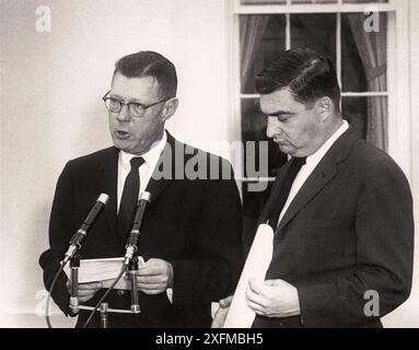 A. der Pressesprecher von Präsident Dwight D. Eisenhower, James C. Hagerty, und der designierte Pressesprecher von John F. Kennedy, Pierre Salinger, sprechen mit Reportern. 6. Dezember 1960 Stockfoto