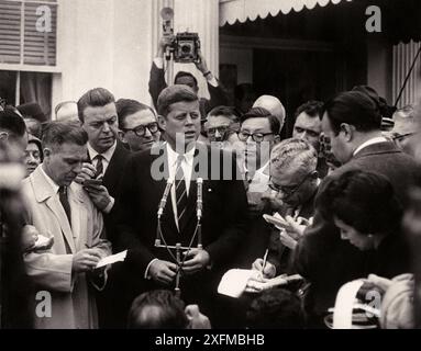 Der designierte Präsident John F. Kennedy spricht mit Reportern, 6. Dezember 1960 der designierte Präsident John F. Kennedy spricht mit Pressevertretern außerhalb des Weißen Hauses über ein Treffen mit Präsident Dwight D. Eisenhower. Zu den abgebildeten Reportern gehören: Washington Korrespondent der Guy Gannett Publishing Company of Maine, May Craig; White House Korrespondent der National Broadcasting Company (NBC), Sander Vanocur. Eingang Westflügel, Weißes Haus, Washington, D.. C Stockfoto