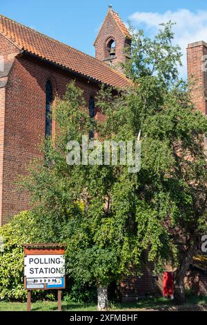 Wahlstation in der St. Andrew's Church in Westcliff on Sea, Essex, UK für die britischen Parlamentswahlen 2024 Southend West & Leigh Wahlkreis. Große Kirche Stockfoto