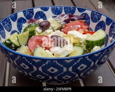 Traditioneller griechischer Salat mit Reifen Tomaten, knuspriger Gurke, herzhaften schwarzen Kalamata-Oliven, cremigem Feta-Käse, mit Olivenöl getränkt Stockfoto